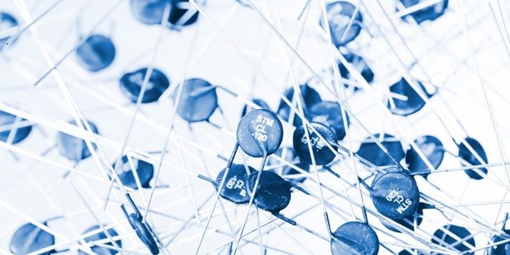 Gruppe von scheibenförmigen Thermistoren mit langen Metallanschlüssen, die zusammengebündelt sind, mit Komponentenkennzeichnungen und Herstellungsaufklebern.