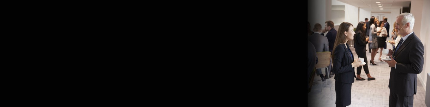 여러 비즈니스 전문가들이 현대적인 실내 환경에 모여 대화와 네트워킹을 하고 있습니다.