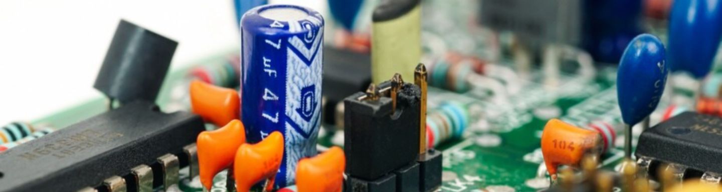 包含电容器、电阻器和连接器的电子电路板的详细视图。