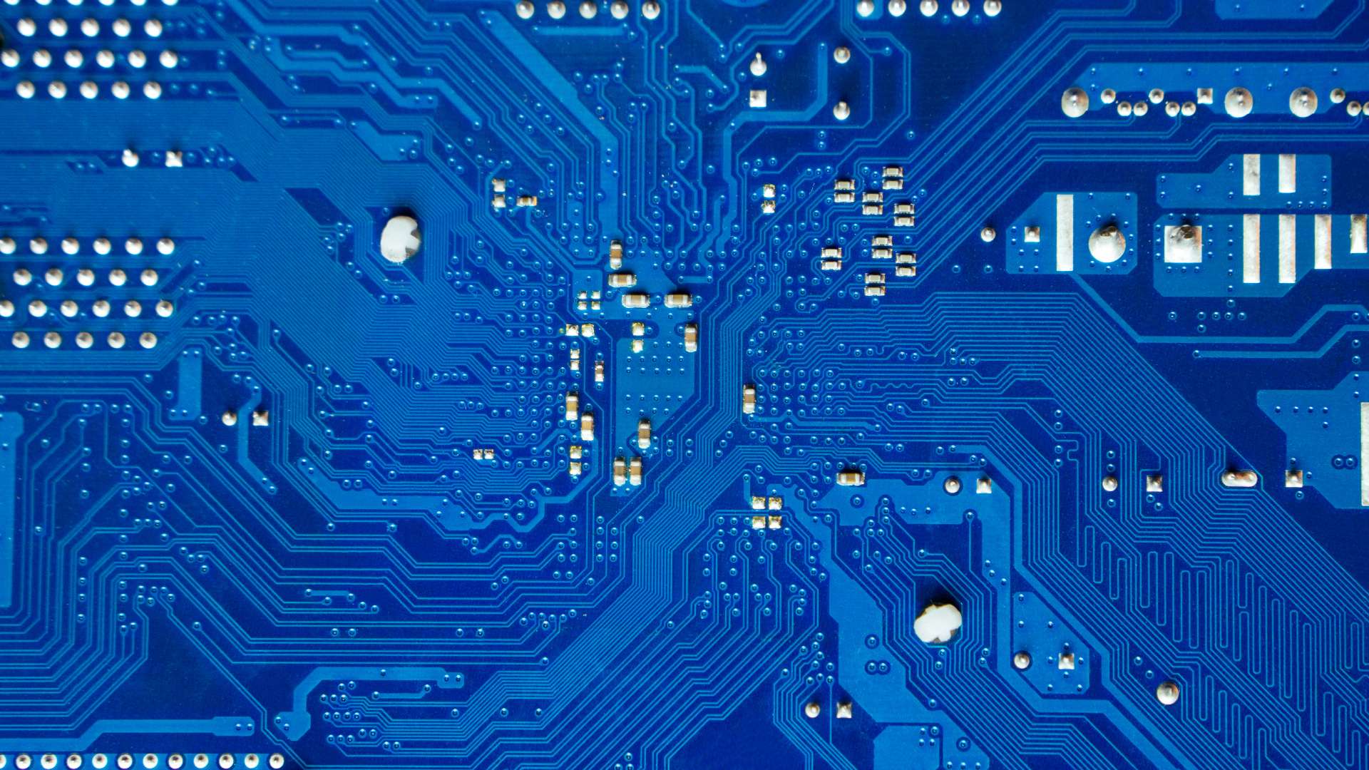 展示蓝色电路板的详细视图，呈现复杂的电子线路和元件。