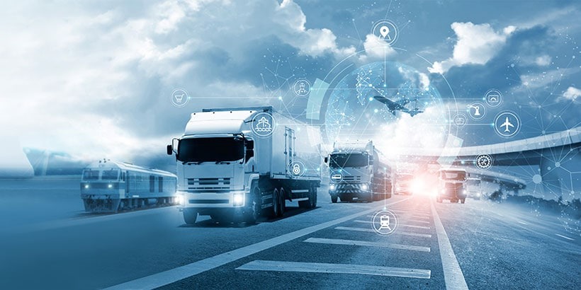 Una rappresentazione futuristica della logistica con camion su un'autostrada, un treno e un aereo sullo sfondo