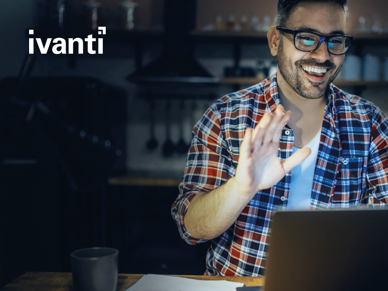 Hombre sonriente mirando su portátil