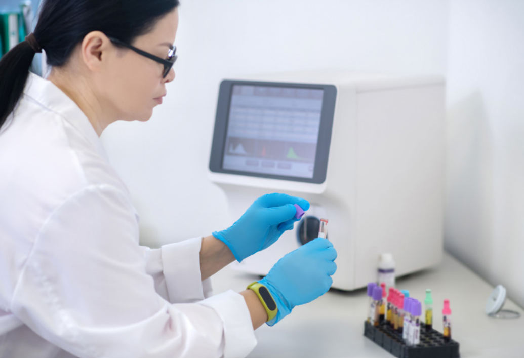 0425-image-of-scientist-working-on-sample-in-lab